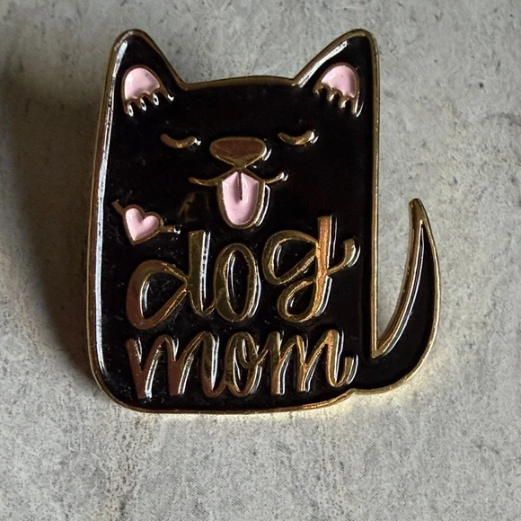 'Dog Mom' Enamel Pin - Picture 1 of 2